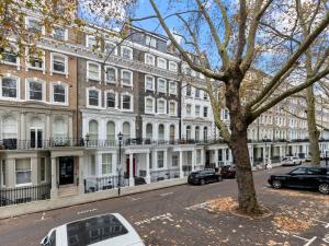 eine leere Straße vor einem großen Gebäude in der Unterkunft Londwell, Boutique Bliss Nestled in Knightsbridge by Harrods in London