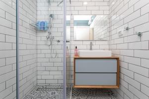 un bagno con lavandino e doccia di Carmel Boutique Exclusive a Haifa Altre 25 foto