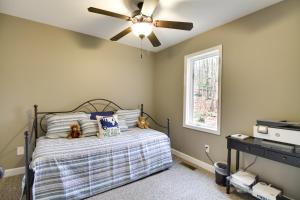 - une chambre avec un lit et un ventilateur de plafond dans l'établissement Wintergreen Resort Home Close to Slopes and Trails, à Nellysford