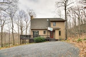 una casa al lado de una carretera en Wintergreen Resort Home Close to Slopes and Trails, en Nellysford