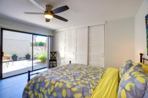 Un pat sau paturi într-o cameră la Community Perks, 2 Patios Cathedral City Condo! +26 fotografii