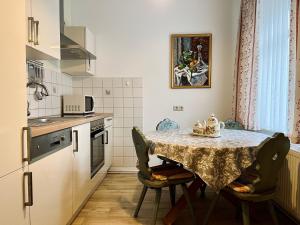 cocina con mesa y sillas y cocina con mesa y cocina en 3 Zimmer Apart Bergblick, en Kurort Oberwiesenthal