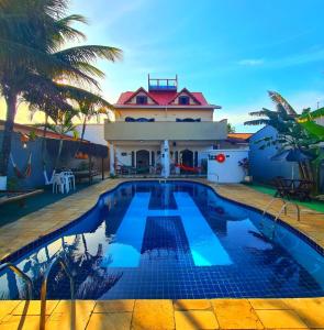 - une piscine en face d'une maison dans l'établissement Hostel Praia Centro Itanhaém, à Itanhaém
