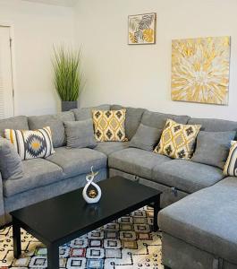uma sala de estar com um sofá e uma mesa de centro em Cheerful 3 bedroom house with patio em Auburn