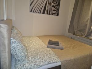 Postel nebo postele na pokoji v ubytování Misyg lägenhet i Stockholm stad