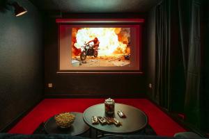 una habitación con TV con chimenea en Cocon Relax - Cinéma - Les Cocons de Nath, en Montbéliard
