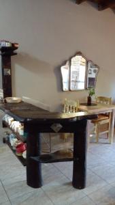 una mesa de madera en una habitación con una mesa y 2 ventanas en Bella Vista a las Sierras II en Merlo