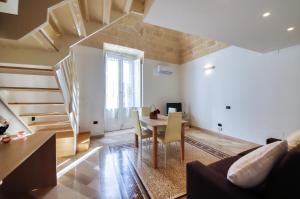 ein Wohnzimmer mit einem Tisch und einem Sofa in der Unterkunft Garibaldi - Affitti Brevi Italia in Gravina in Puglia
