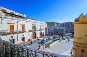 einen Balkon mit Blick auf eine Stadtstraße in der Unterkunft Garibaldi - Affitti Brevi Italia in Gravina in Puglia