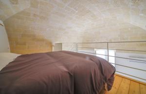 ein Schlafzimmer mit einem Bett in einer Ziegelwand in der Unterkunft Garibaldi - Affitti Brevi Italia in Gravina in Puglia