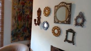 una pared con espejos y otras decoraciones en una pared en Bella Vista a las Sierras II en Merlo