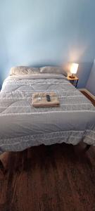 łóżko z drewnianą tacą na górze w obiekcie Willoughby w mieście Newark