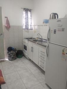 eine Küche mit einem weißen Kühlschrank und einer Spüle in der Unterkunft Apart Belgrano in Corrientes