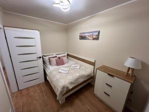 シャノジェンティにあるApartament Świt nad Bałtykiemのピンクの枕が付くベッドが備わる小さなベッドルーム1室 +18枚の写真