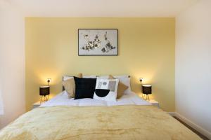 Un dormitorio con una cama grande con almohadas. en * Parking * Sleeps 6 * Fast Wi-FI, en Waddington