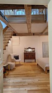 ein Schlafzimmer mit einer Treppe, einem Bett und einem Schreibtisch in der Unterkunft Stadtpalais Familien-Suite 4 Zimmer mit Galerie maximal 6 Personen in Bautzen