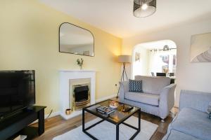 a living room with a couch and a tv at * Parking * Sleeps 6 * Fast Wi-FI in Waddington