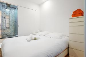 Lova arba lovos apgyvendinimo įstaigoje Elegant apartment in the heart of Paris 17th - Welkeys