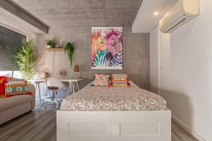 A bed or beds in a room at Felicidade Aveiro Apartment by Home Sweet Home Aveiro
