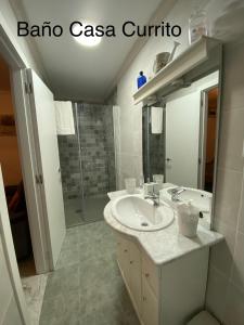 La salle de bains est pourvue d'un lavabo et d'une douche. dans l'établissement Casa Rural Paz, à Benarrabá