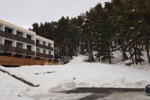 una pila de nieve frente a un edificio en résidence les balcons du golf de Font-Romeu en Égat