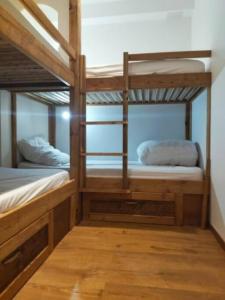two bunk beds in a room with wooden floors at résidence les balcons du golf de Font-Romeu in Égat