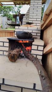 un forno di mattoni con una padella sopra di Chalé Madeira Rústica a Visconde De Maua