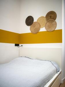 A bed or beds in a room at Appartement tout equipé 3 chambresTerrasse du Port