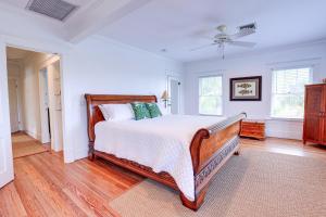 - une chambre avec un lit et un ventilateur de plafond dans l'établissement Palm City Home with Decks and Florida Room - Near Golf, à Stuart