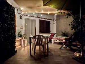 una mesa y una silla en una habitación con luces en Il Melograno, en Badesi