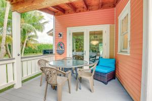une terrasse couverte avec une table et des chaises. dans l'établissement Palm City Home with Decks and Florida Room - Near Golf, à Stuart