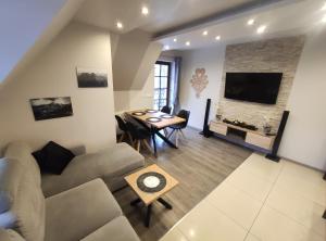 een woonkamer met een bank en een tafel bij San Marino in Zakopane