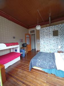 a bedroom with a bed and a desk at Hostal del gato in Valparaíso