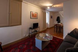 - un salon avec un canapé et une table dans l'établissement Maison du pêcheur 1 / Duplex chaleureux, à Argenton-sur-Creuse