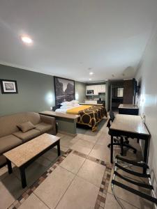 Posezení v ubytování Super 8 by Wyndham McAllen-Downtown-Airport-LA Plaza Mall