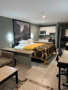 Kuchyň nebo kuchyňský kout v ubytování Super 8 by Wyndham McAllen-Downtown-Airport-LA Plaza Mall