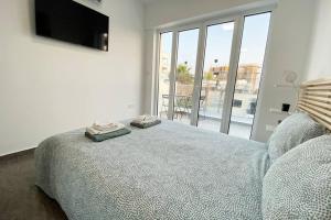 Krevet ili kreveti u jedinici u okviru objekta Ev Zin - Modern, cozy, 1 bed, pool, 2 balconies, A105