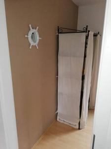 einen Kühlschrank in der Ecke eines Zimmers mit Fenster in der Unterkunft Ferienwohnung am Stettiner Haff in Mönkebude