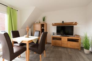 Μια τηλεόραση ή/και κέντρο ψυχαγωγίας στο Dat Ferienhus Norddeich Ferienwohnung 6