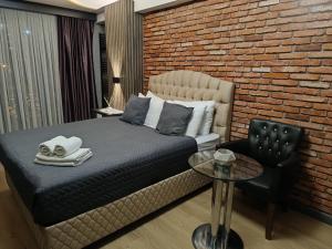 um quarto com uma cama e uma parede de tijolos em Nomad Hub Istanbul Residence em Istambul