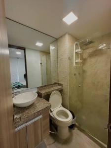 ein Bad mit einem WC, einem Waschbecken und einer Dusche in der Unterkunft Bello apt, cerca al mar in Cartagena de Indias