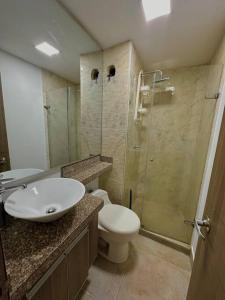 a bathroom with a sink and a toilet and a shower at Bello apt, cerca al mar in Cartagena de Indias