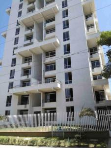 a tall white building with a fence in front of it at Bello apt, cerca al mar in Cartagena de Indias