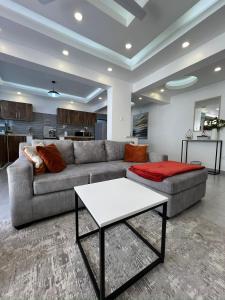 salon z kanapą i stołem w obiekcie Nyali Luxury Apartments Mombasa AJ STAYS w mieście Mombasa