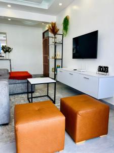 salon z kanapą i telewizorem w obiekcie Nyali Luxury Apartments Mombasa AJ STAYS w mieście Mombasa