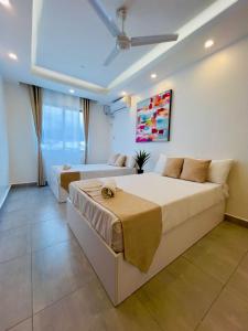 蒙巴薩的住宿－Nyali Luxury Apartments Mombasa AJ STAYS，一间卧室配有一张大床和一张沙发