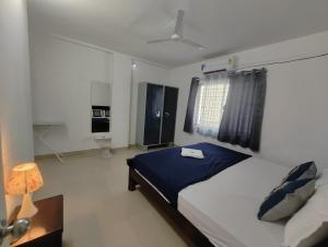 Un dormitorio con una cama grande y una ventana en NK Homes - Serviced Apartments en Hyderabad