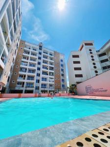 蒙巴薩的住宿－Nyali Luxury Apartments Mombasa AJ STAYS，一座大型游泳池,位于部分建筑前