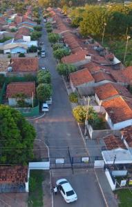 einen Luftblick auf eine Straße mit Häusern und einem weißen Van in der Unterkunft Quarto privativo em casa de condomínio in Cuiabá