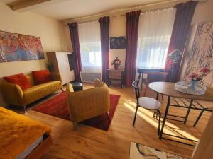 uma sala de estar com um sofá e uma mesa em Secret Garden Apartman em Budapeste